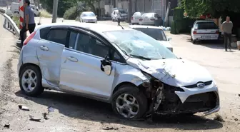 Son dakika: Kontrolden çıkan otomobil ışıkta bekleyen motosikletlere çarptı: 3 yaralı