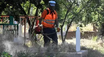 Mezarlıklarda bayram temizliği