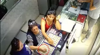 Pahalı yüzüğü alıp yerine kendi ucuz yüzüğünü koydu; sonra satın aldı