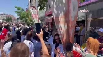 Sağlık Bakanı Fahrettin Koca, Öldürülen Doktor Ekrem Karakaya'nın Cenaze Töreninde Protesto Edildi