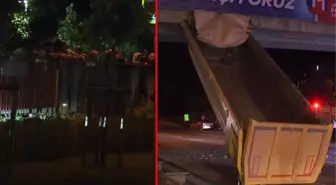 Tırın damperi üst geçide takıldı! İlginç manzarayı gören vatandaşlar sokağa koştu