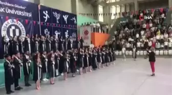 Uşak Üniversitesi öğrencileri, İstiklal Marşı'nı işaret diliyle okuyarak mezun oldu