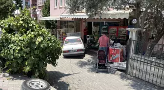 Denizli'de lastiği çıkan otomobil, bakkalın duvarına çarparak durdu