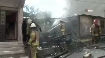 Arnavutköy'de çocukların oyun oynarken yaktığı baraka küle döndü