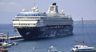 'Mein Schiff Herz' isimli kruvaziyerle gelen yolcular Bodrum'u gezdi