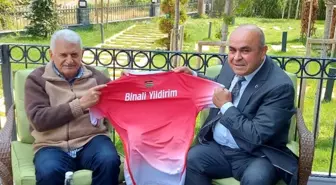 Engin Fırat'tan Binali Yıldırım'a forma hediyesi