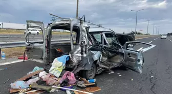 Tekirdağ'da kamyonun çarptığı hafif ticari araçtaki 3 kişi öldü, 5 kişi yaralandı