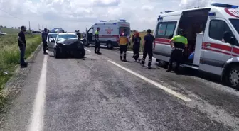 Son dakika... İki otomobil kafa kafaya çarpıştı: 4 yaralı