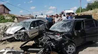 Son dakika haber... KIRIKKALE'DE OTOMOBİLLER KAFA KAFAYA ÇARPIŞTI: 2'Sİ ÇOCUK 10 YARALI