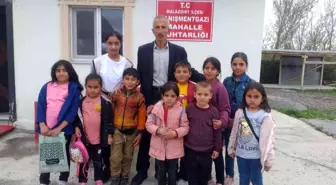 Muhtar Başaran Bayramda çocukları mutlu etmeye devam ediyor
