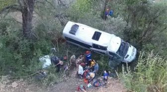 Son dakika haber! Tunceli'de, Karadeniz turu dönüşü minibüs şarampole uçtu: 3'ü ağır 19 yaralı