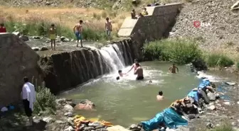 Muş'ta sıcaktan bunalan çocuklar çareyi çayda serinlemekte buldu