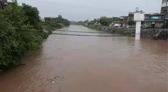 RAWALPİNDİ - Pakistan'da muson yağmurları sele neden oldu