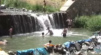 Sıcaktan bunalan çocuklar derede serinliyor