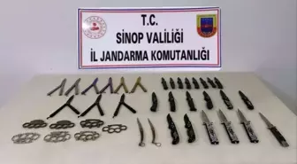 Sinop'ta bir şahıstan çok sayıda yasaklı bıçak ele geçirildi