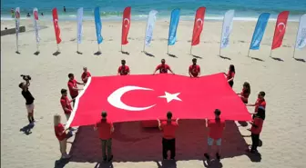 Alanya'da öğrenciler yamaç paraşütü atlayışıyla 15 Temmuz şehitlerini andı