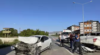 Erzurum'da 3 aracın karıştığı kazada 4 kişi yaralandı