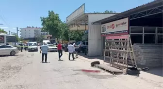 Oto lastik tamircisi, iş yerinde uğradığı silahlı saldırıda yaralandı