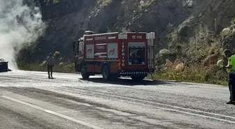 Ağrı'da seyir halindeyken yanan otomobil küle döndü