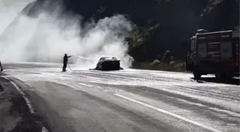 AĞRI'DA SEYİR HALİNDEYKEN YANAN OTOMOBİL NEDENİYLE YOL TRAFİĞE KAPANDI