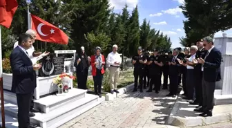 Son dakika yerel: Edirne Valisi Kırbıyık, şehit polislerin kabri başında dua etti