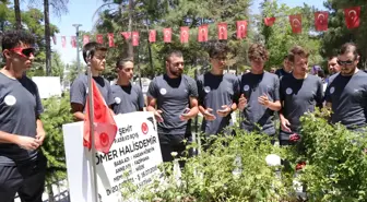 15 Temmuz kahramanı şehit Ömer Halisdemir'in kabrinde ziyaretçi yoğunluğu (3)