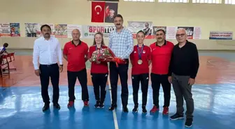 Bakan Yardımcısı Aksu, altın madalya kazanan badminton sporcularını tebrik etti