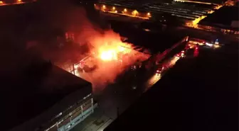 Demir döküm fabrikasında patlama sonrası çıkan yangın böyle görüntülendi