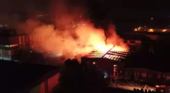 Demir döküm fabrikasında patlama sonrası çıkan yangın böyle görüntülendi