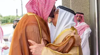 Havalimanındaki karşılama dikkat çekti! Suudi Prens Selman, Bahreyn Veliaht Prensi İsa Al Halife'yi burnundan öptü