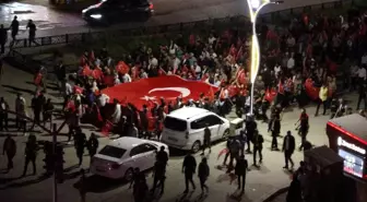 Yüksekova'da binlerce kişi dev Türk bayrağıyla '15 Temmuz Demokrasi ve Milli Birlik Günü' yürüyüşüne katıldı