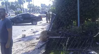 Mersin'de kaldırıma çarpan kamyonetteki 2 kişi yaralandı