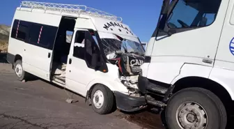 Ankara'da minibüs ile kamyonun çarpışması sonucu 16 kişi yaralandı