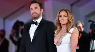 Ben Affleck'le evlenen Jennifer Lopez, düğün sonrası yatak pozunu paylaşıp alyansını gösterdi