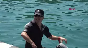 DENİZE DÜŞEN MUHABBET KUŞUNU POLİS JET- SKİ İLE KURTARDI