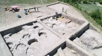 Tavşanlı Höyük'te 3 bin 300 yıllık mühür ve hançer bulundu