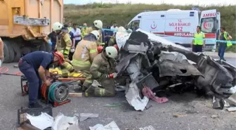 Başakşehir'de iki kamyon çarpıştı: 1 ölü