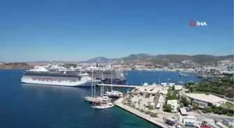 Bodrum'a demir atan 2 dev yolcu gemisi, beraberinde 2 bin 804 turist getirdi