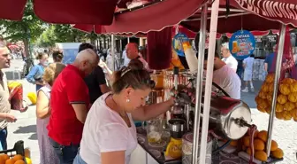 Yoğun işten dolayı ailecek sifon limonata tezgâhının başına geçtiler