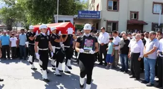 Yolun karşısına geçerken TIR'ın çarptığı polis memuru yaşamını yitirdi (2)