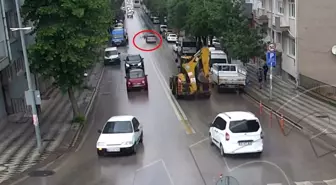 Otomobilin yayaya çarptığı anlar kameraya yansıdı