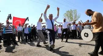 Yüzde 78 zam alan belediye işçileri, başkanı davul zurnayla karşıladı