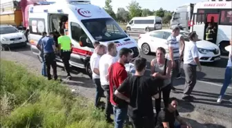 İşçi servisi kırmızı ışıkta bekleyen kamyona çarptı: 13 yaralı