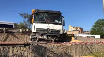 Pendik'te kontrolden çıkan hafriyat kamyonu otomobilin üstüne düştü: 3 yaralı