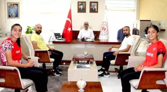 Şampiyon kızlardan Müdür Özsoy'a ziyaret