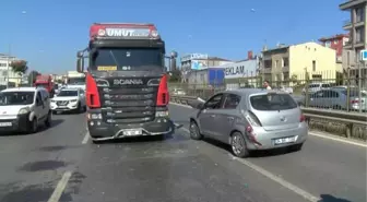 ÇEKMEKÖY'DE OTOMOBİL VE 2 HAFRİYAT KAMYONUN KARIŞTIĞI KAZADA TRAFİK YOĞUNLUĞU