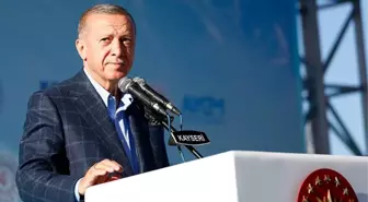 Cumhurbaşkanı Erdoğan, konuşması sırasında 'Buraya enteresan bir şey yazmışlar' diyerek asılan pankarta dikkat çekti