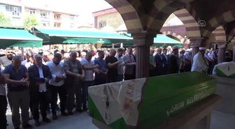 Çorum'da vincin çarpması sonucu ölen anne ile kızının cenazesi defnedildi
