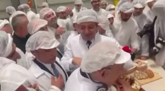 Halk Ekmek açılışında dikkat çeken anlar! İmamoğlu eliyle ekmek bölüp Kılıçdaroğlu'na verdi