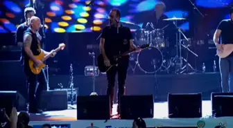 Haluk Levent, Malatya'daki Konserde Satıcıların Elindeki Tüm Pamuk Şekerleri Satın Alarak Halka Dağıttı